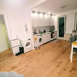 kleines zentrales Gästezimmer mit Balkon&Blick über die Skyline