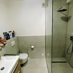 kleines zentrales Gästezimmer mit Balkon&Blick über die Skyline