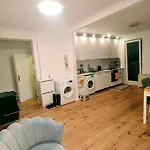 kleines zentrales Gästezimmer mit Balkon&Blick über die Skyline