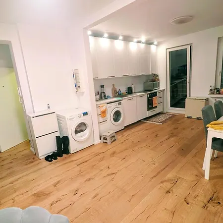 Kleines Zentrales Gästezimmer Mit Balkon&blick über Skyline