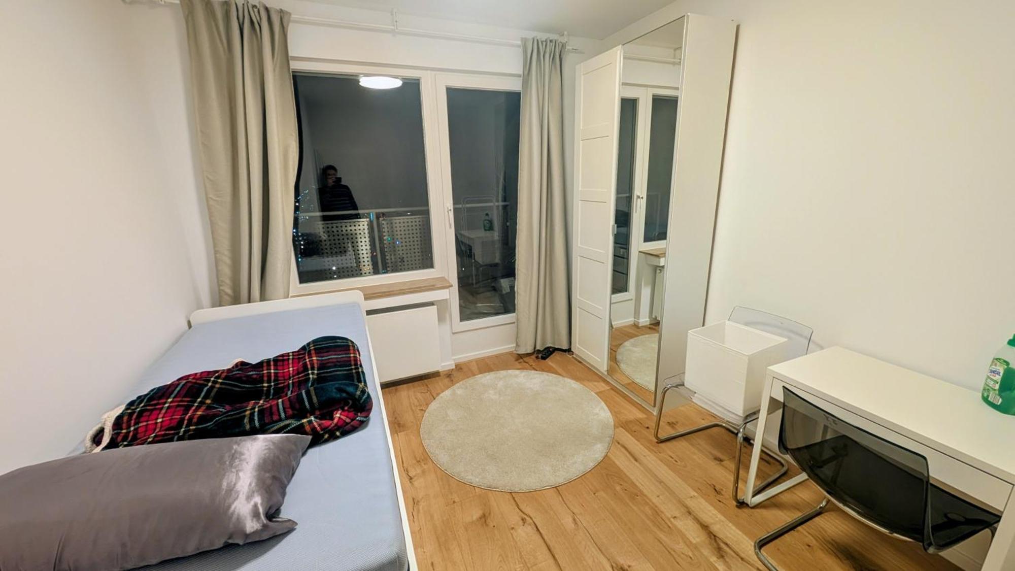 Kleines Zentrales Gästezimmer Mit Balkon&blick über Skyline Düsseldorf