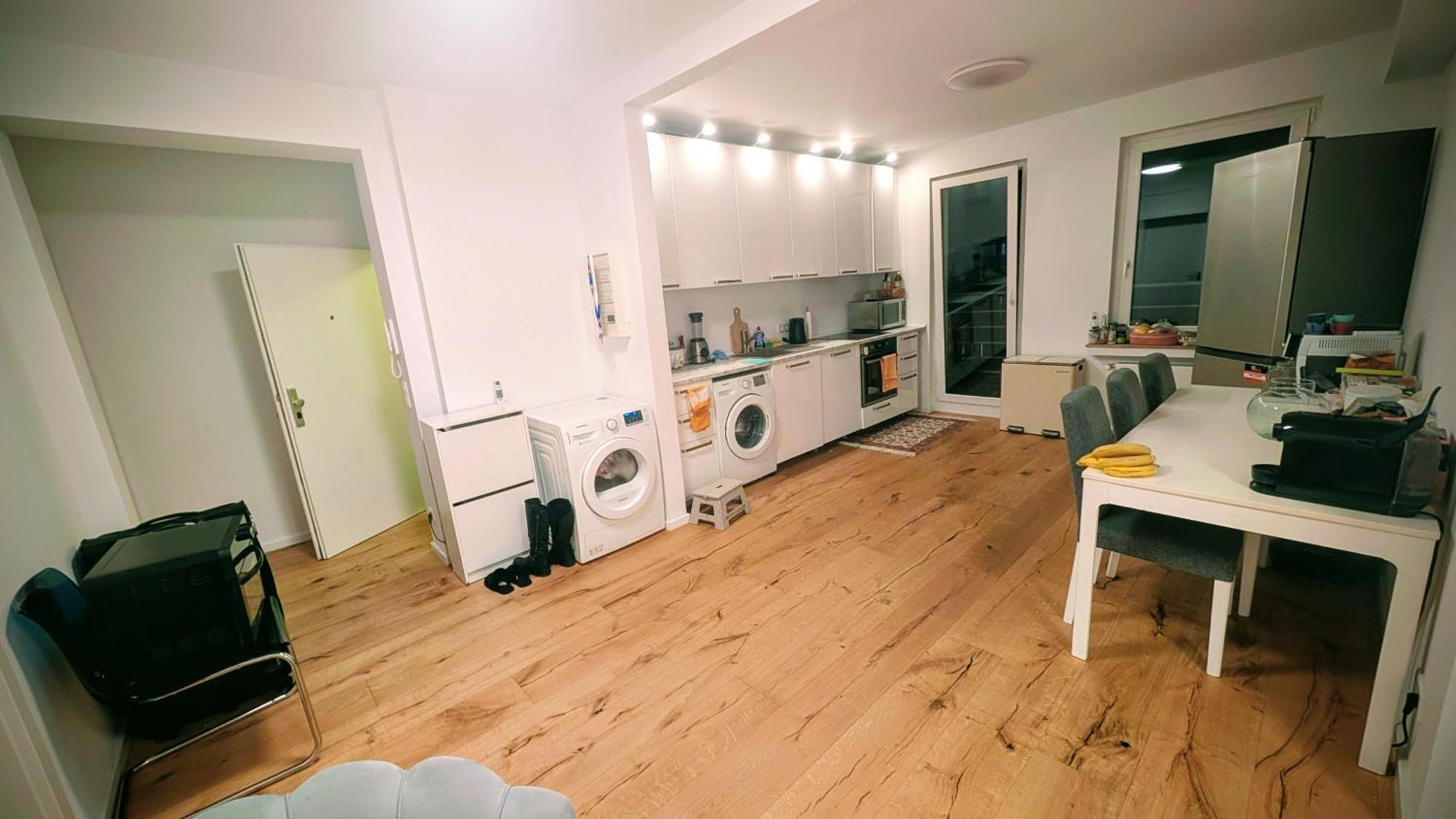 Kleines Zentrales Gästezimmer Mit Balkon&blick über Skyline