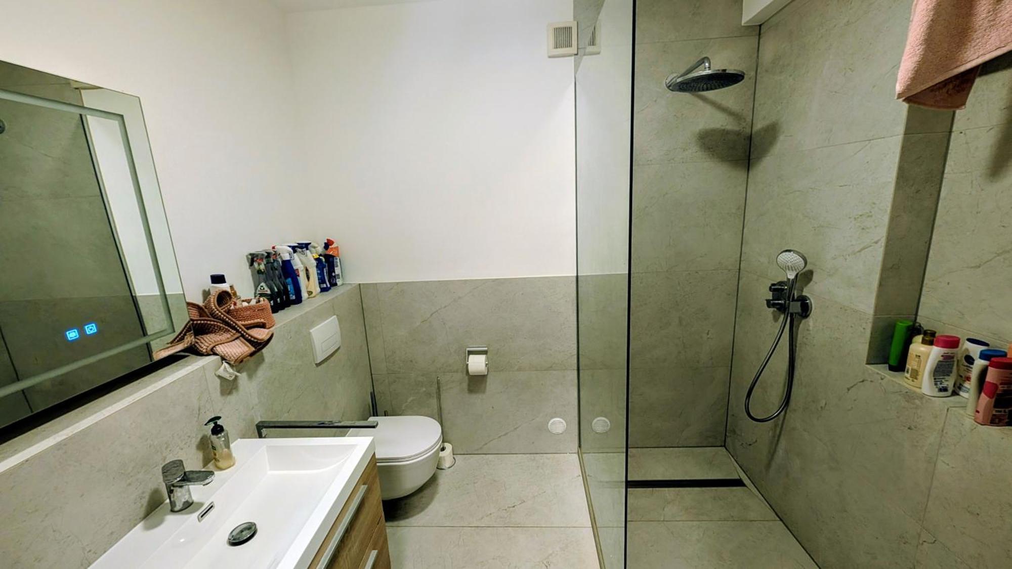 Kleines Zentrales Gästezimmer Mit Balkon&blick über Skyline Privatunterkunft *